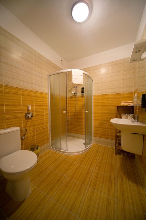 Chata U Tri Sluk โมดราวา ภายนอก รูปภาพ